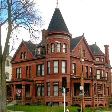 The Redstone Inn And Suites Dubuque Exterior photo