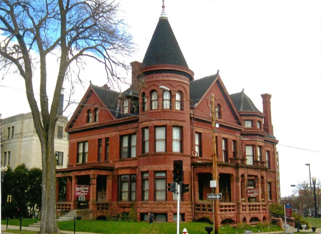 The Redstone Inn And Suites Dubuque Exterior photo